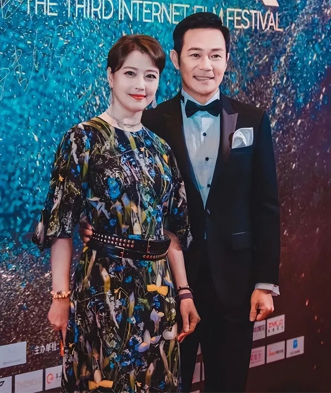张兆辉携周海媚走红毯他极度自律帅如从前周海媚身材发福老态