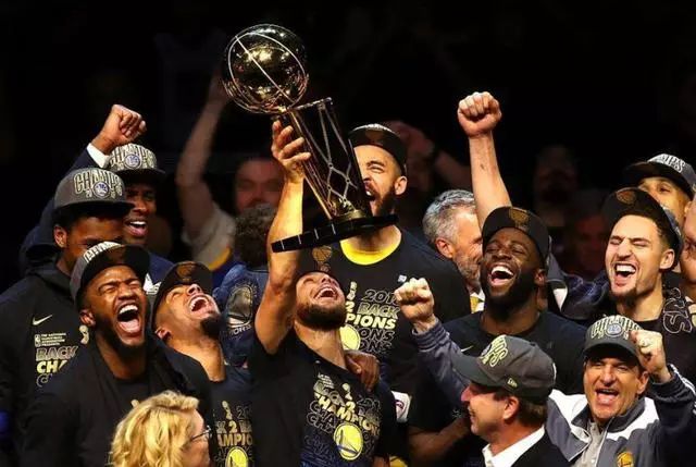 NBA歷史71座總冠軍，綠軍湖人33座，這12支球隊竟一次沒拿過 運動 第6張