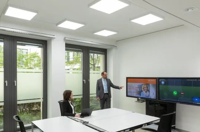 利用現有的矩形天花板凹槽來安裝新的燈具