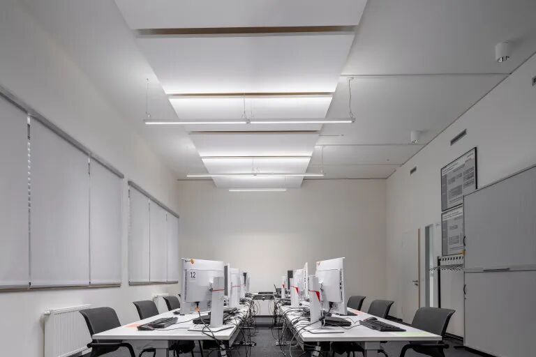 懸掛式平板燈可靈活照亮空間