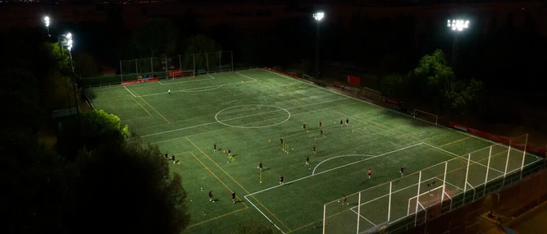 使其非常適合在戶外運動設施中使用。