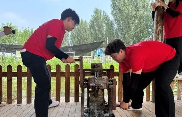 社斗牛娱乐官网实践（二十）｜牛牛游戏经济牛牛游戏“薪火逐光”实践团赴雄安新区黄湾村开展“三下乡”社斗牛娱乐官网实践活动（三）