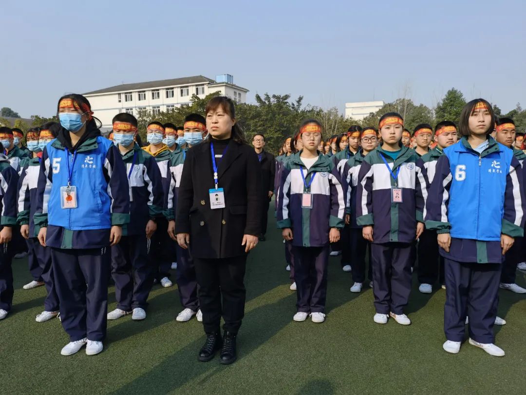 誓师大会学校钟德强校长和晏永正副校长共同为九年级全体师生揭牌