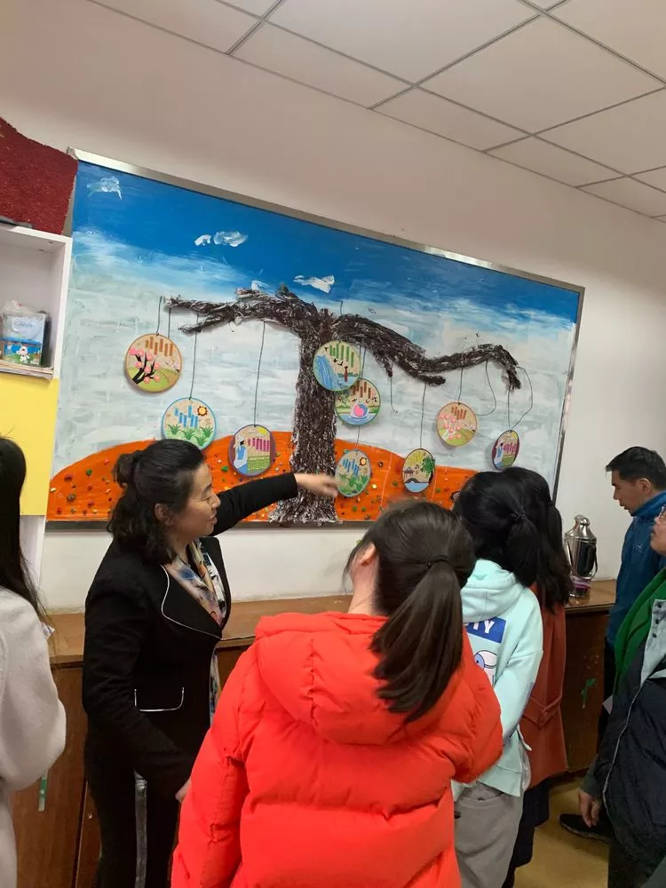 班级花朵展新颜,春风拂面现美景——记辅读学校班级文化评比
