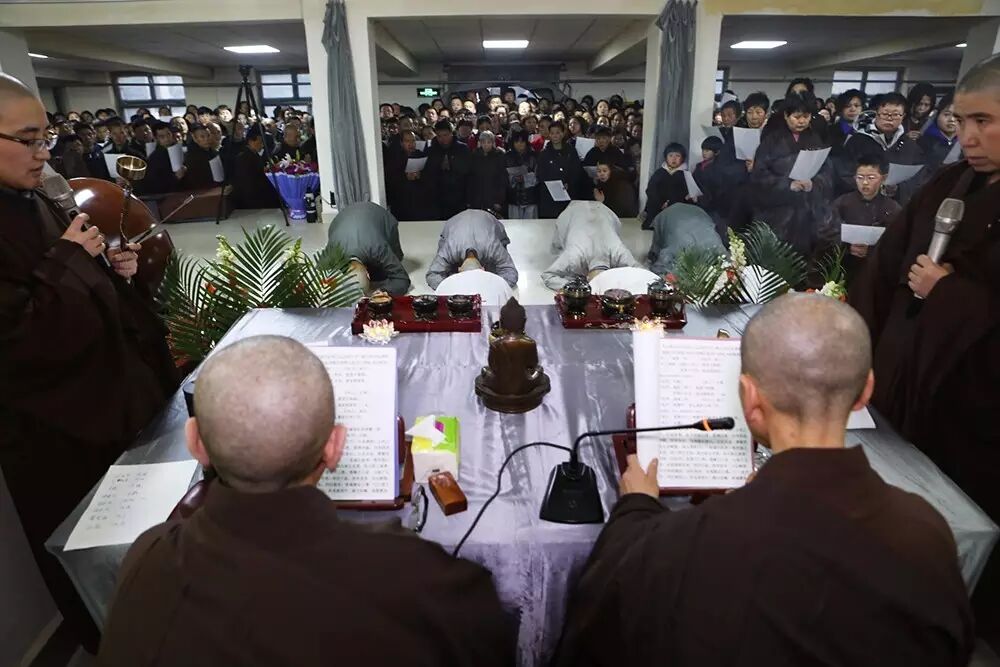 道源寺的剃度法会,严格地遵照剃度流程,庄严的进行.