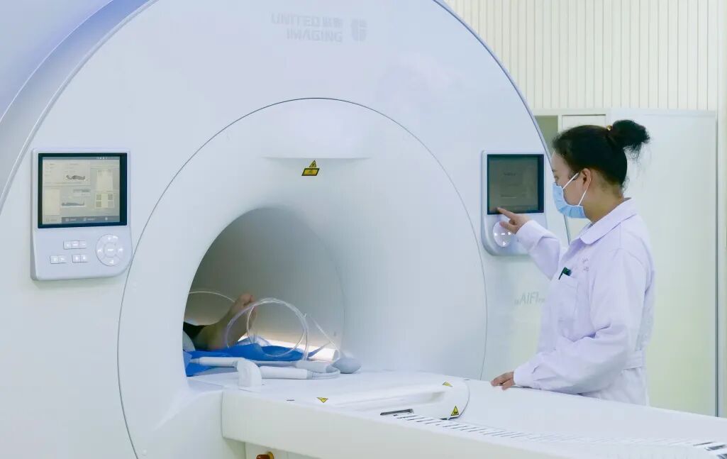 联影磁共振怎么样【三级医院创建 • 技术装备提升】再添医学影像“利器”——我院引进联影uMR870  3.0T磁共振_https://www.jmylbn.com_新闻资讯_第11张