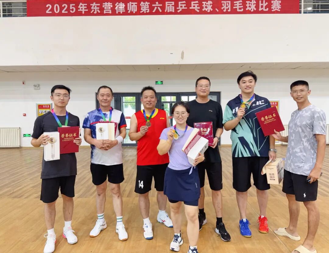 赛事横幅或全体参赛队员合影