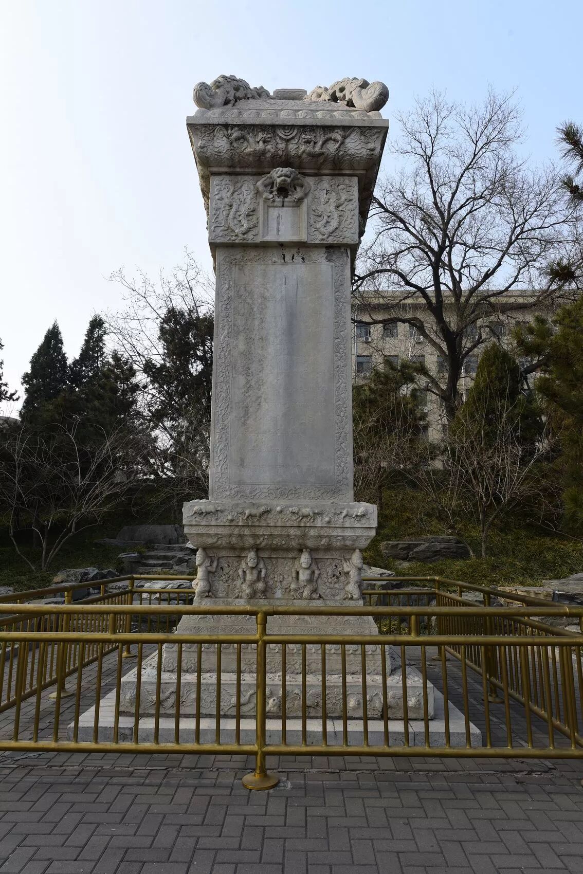 万佛楼石碑座落在小西天南门外.