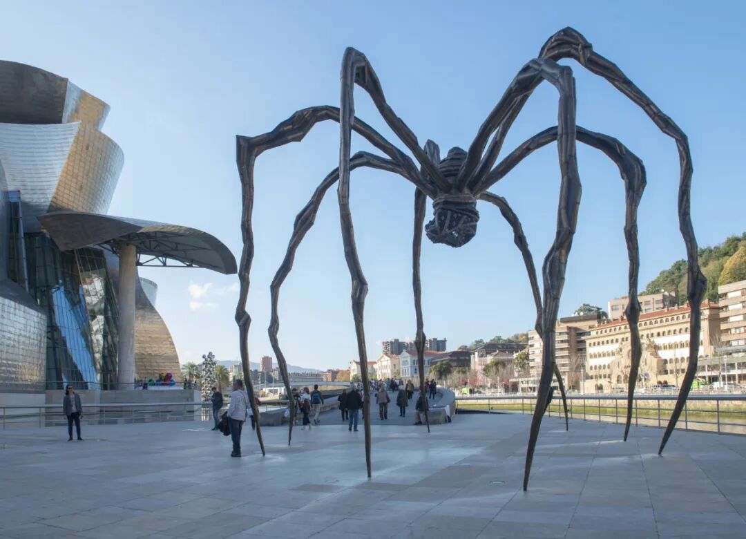 在另一侧"乖巧"地蹲坐,一切都以一种不容忽视的庞大展现着这座博物馆