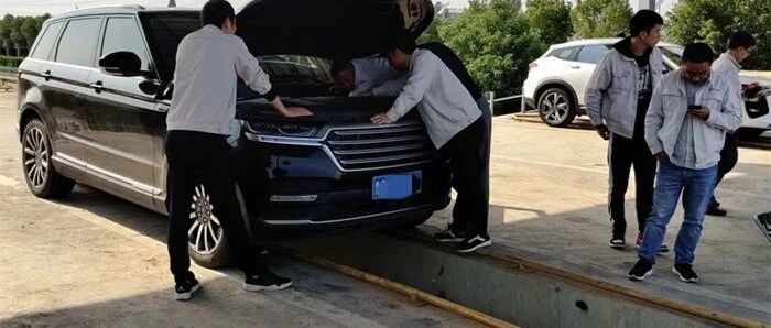 同是“国产揽胜”，这边一周约16个女生，那边修车修到怀疑人生！