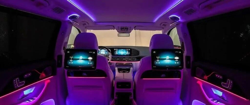 奔驰最豪华的迈巴赫GLS，100万出头，富豪与嫩模都不放过？