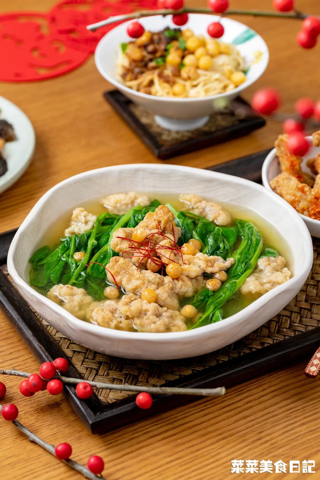 豌豆尖酥肉豆汤而最经典,能成为年夜饭硬通货的,当属这一道——或是