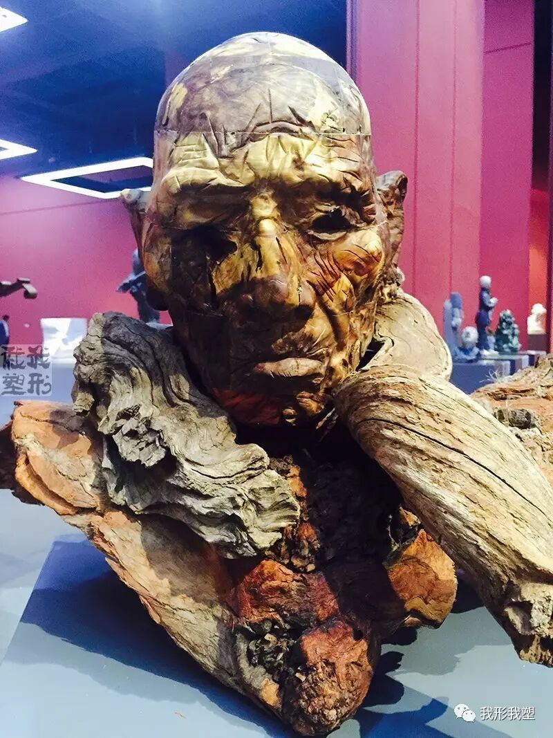 著名木雕艺术家李万秋