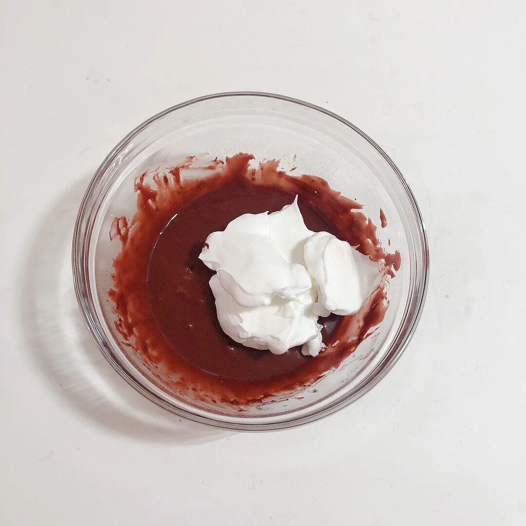 8 |室温软化的奶油奶酪加糖搅打顺滑no.9 |翻拌均匀.倒入淡