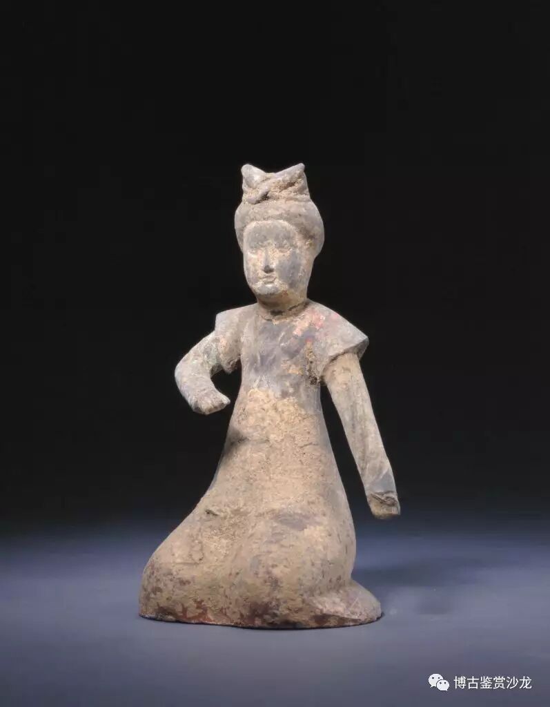 陶俑头梳双螺髻,内穿窄袖襦衫,外罩半臂,下着长裙.