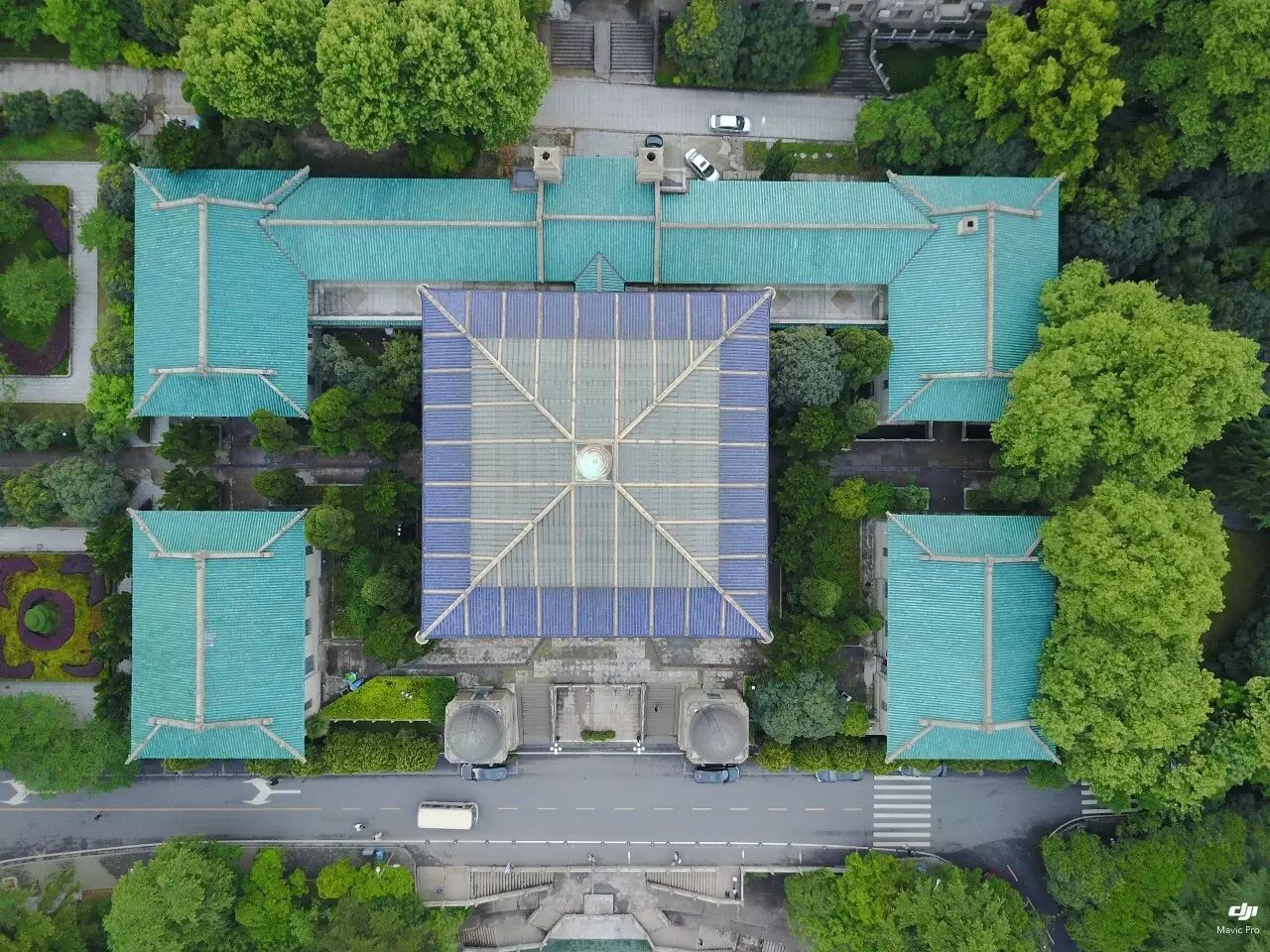 这座四角重檐攒尖顶的正方形大楼 中西合璧,既有西方罗马式建筑特点又