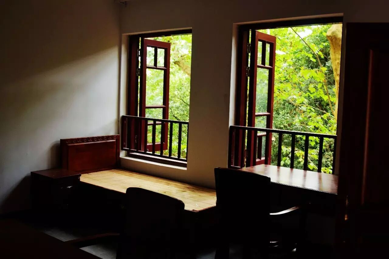 琉璃碧瓦朱漆窗樱花掩映黉门敞武大老斋舍惊艳亮相