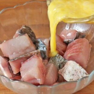 䓍鱼别直接煮了，淋2个鸡蛋，出锅鲜香下饭又解馋，连汤汁都不剩