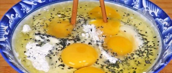 面粉里加5个鸡蛋，这样做太香了，出锅全家人抢着吃，营养又解馋