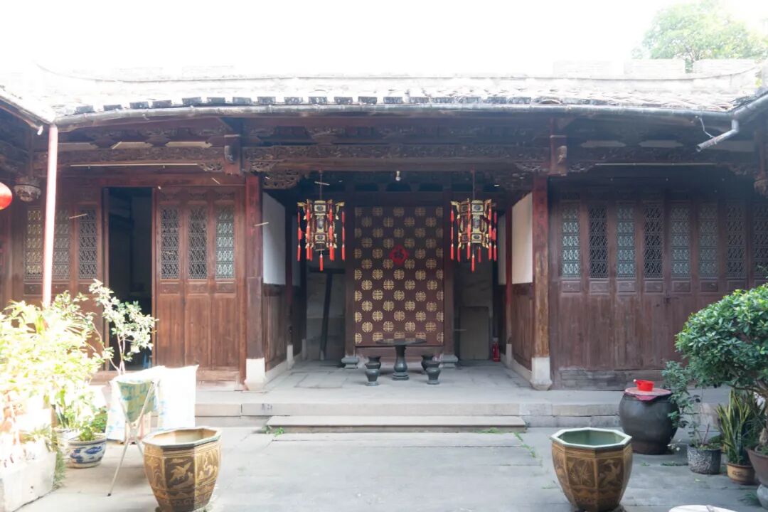 一进院墙,仿若进入了古时大户人家的豪宅,巨型条石铺设的天井历经了