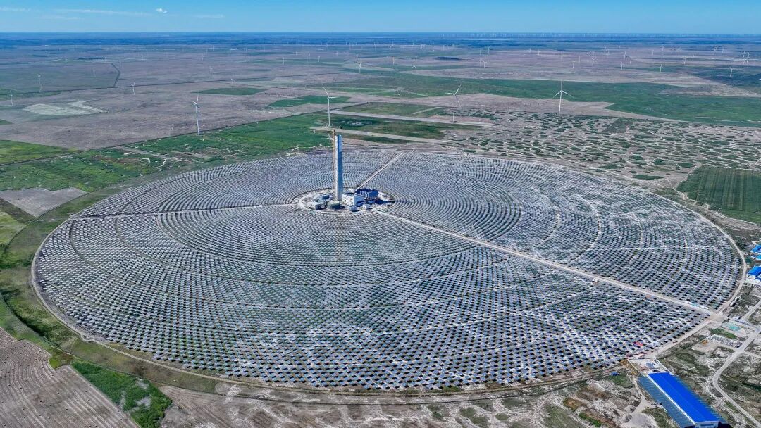 这是位于吉林省大安市的鲁固直流100MW熔盐塔式光热电站。新华社发