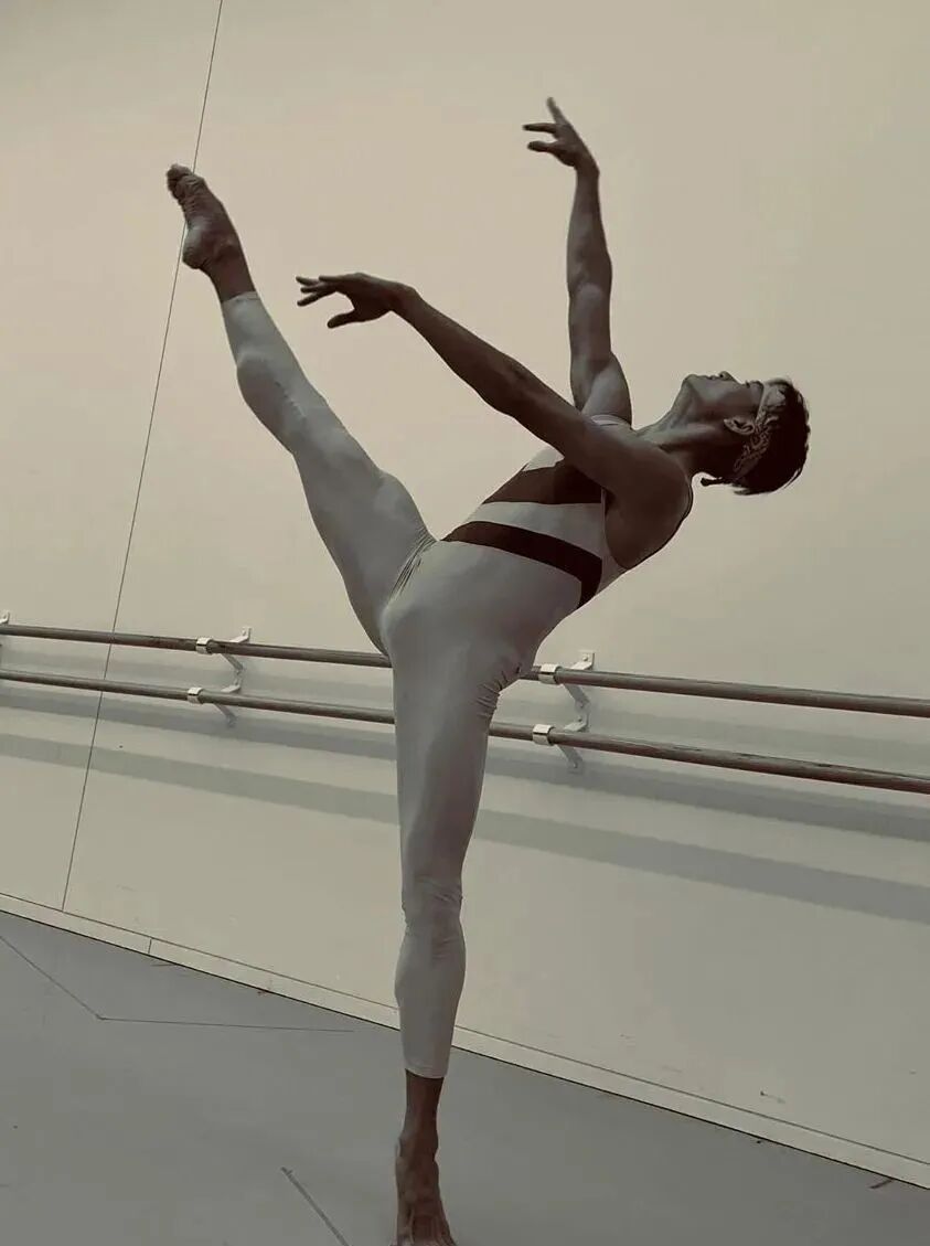 史上第一位中国芭蕾王子晋升美国顶级舞团首席人间大卫迷翻全网