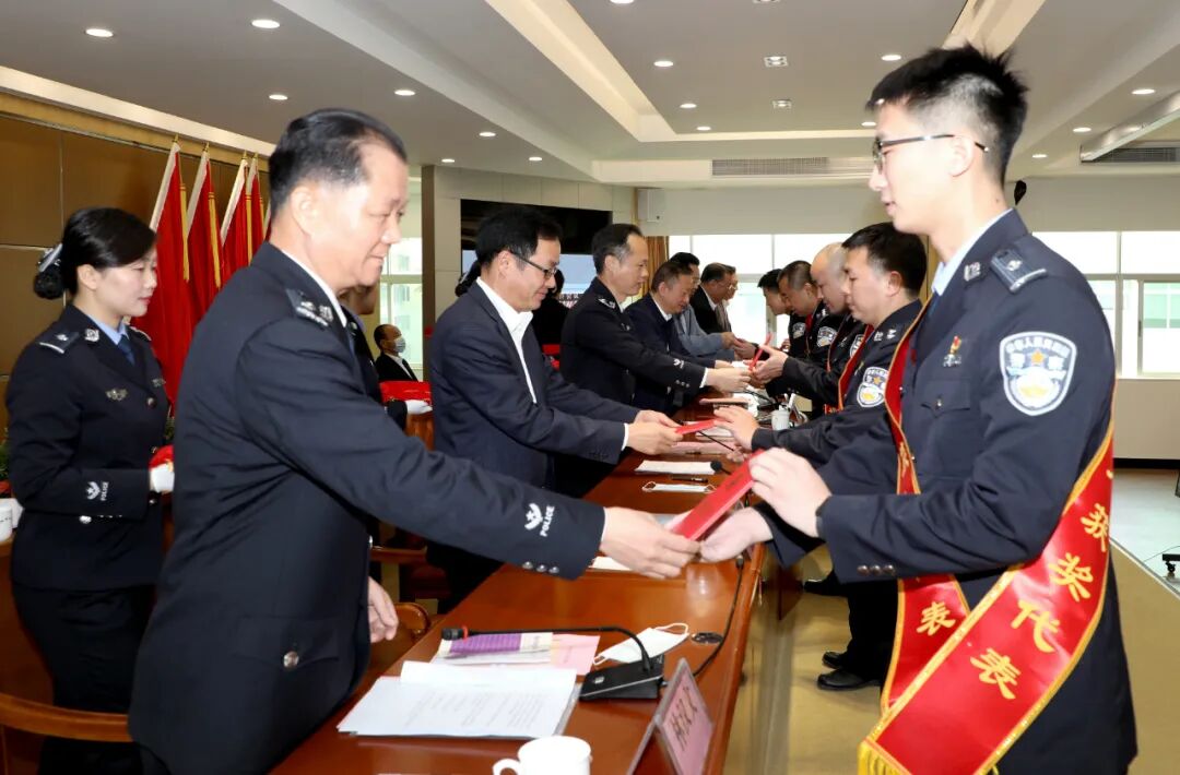 我市召开全市公安工作会议发扬三牛精神构建三大格局以更加优异的成绩