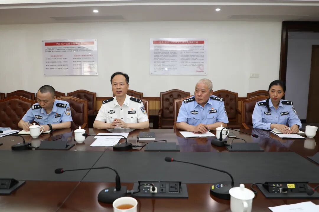 调研督导期间,林小群召开座谈会,认真听取了周岳林汇报潮州市公安队伍