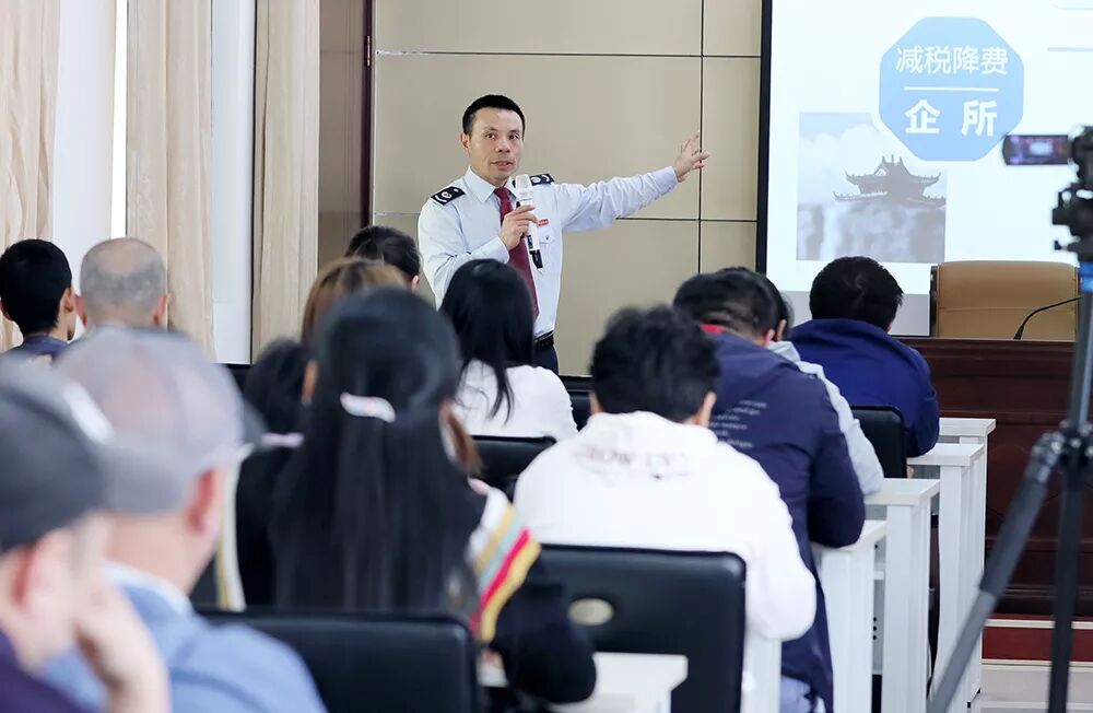 服務(wù)舉措精準(zhǔn)到位 納稅人五月征期申報(bào)得心應(yīng)手