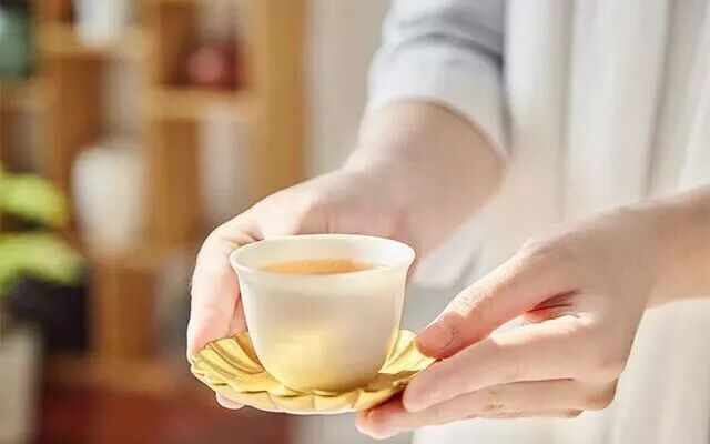 喝茶要学会“扣手礼”，泡茶要学会“伸掌礼”