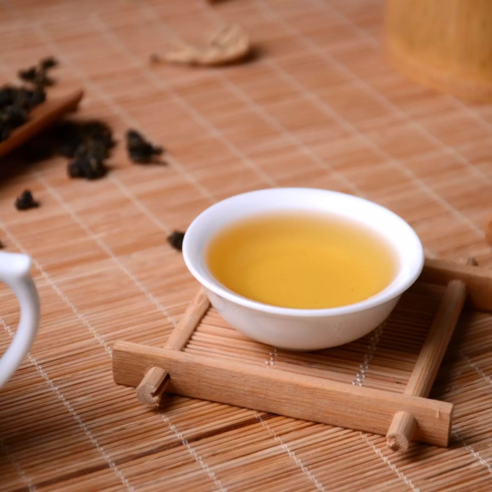 品鉴乌龙茶香气的关键在于,茶汤转入公道杯后,再倒入的是闻香杯.