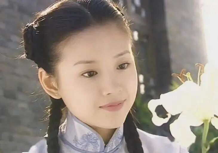 2005年在与董洁合作《红衣坊》的时候,潘粤明就被这个恬淡素雅的国民