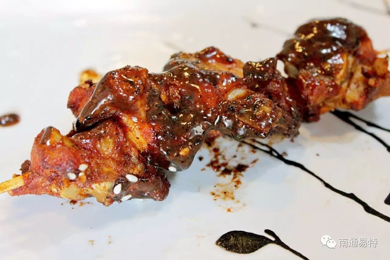 肉嫩不柴,皮薄脆干香 很多串摊会用鸡脖子来充当 好的鸡骨头一定是像