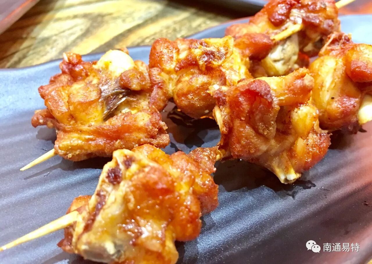 鸡骨头上外层的肉香脆可口,干香四溢,且一点也不觉得油腻.