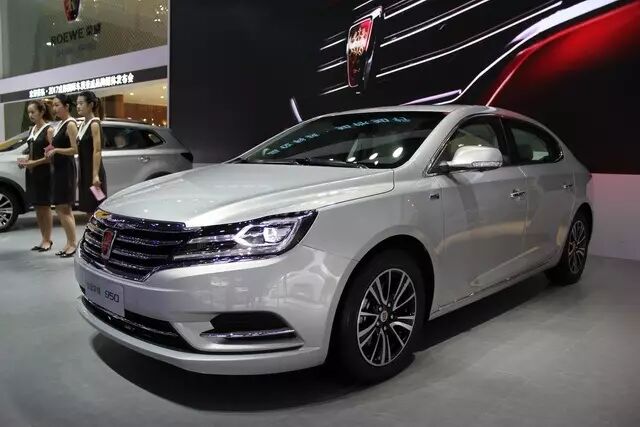 百公里油耗17l全新荣威e950亮相成都车展