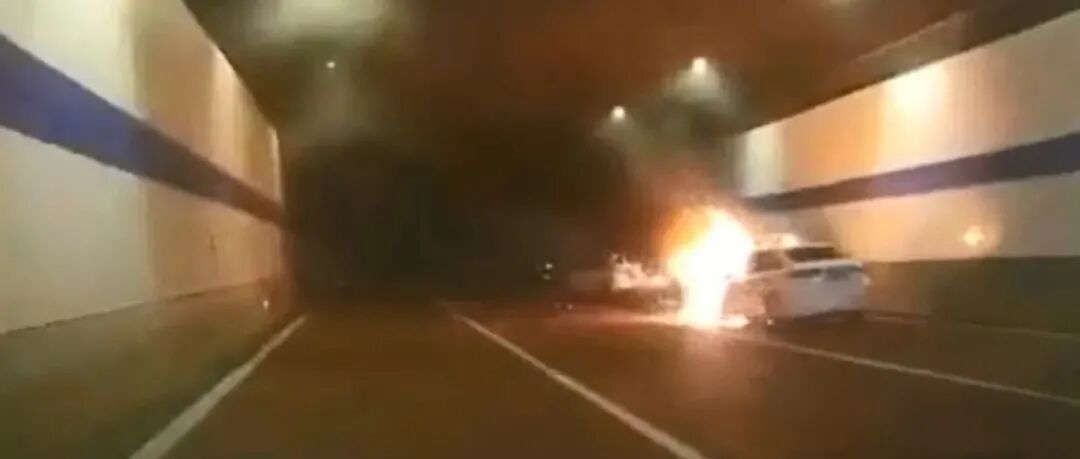 隧道突发火情，小车一个举动更危险！