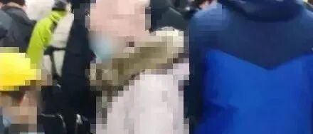 拧脸、打头、逼下跪，今早乘坐地铁的这位家长，你触犯法律了！