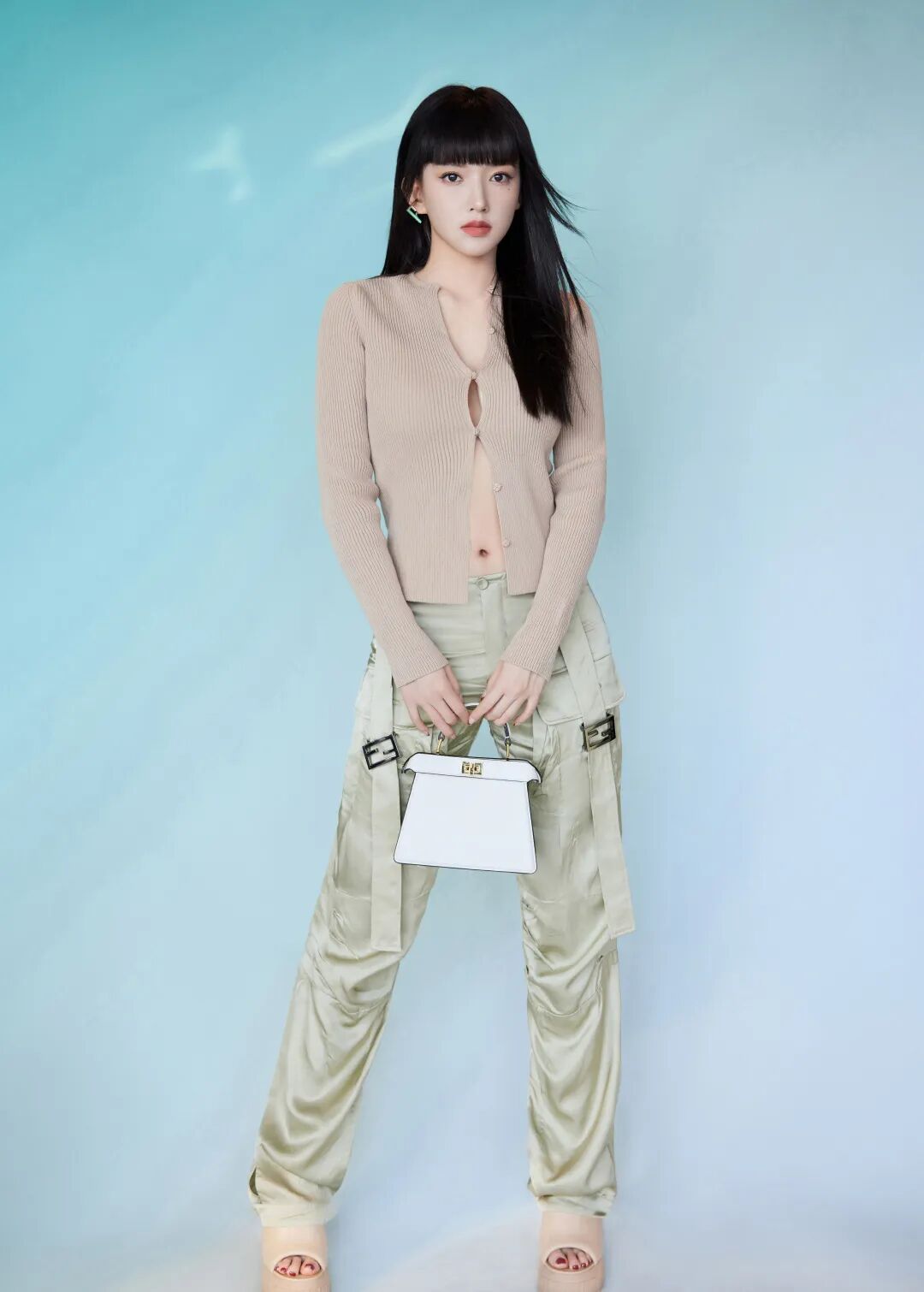 大胸穿搭怎么显瘦就得学会露