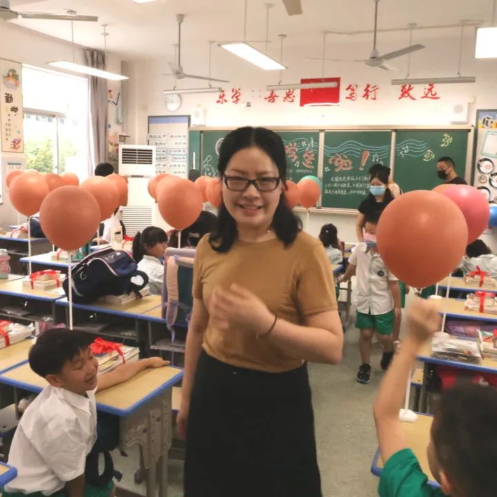 聚快乐哲商，逐缤纷童年——哲商小学2022级新生入学仪式暨2022级家长学校第一课