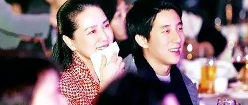 成龙北京豪宅拍卖，妻子林凤娇却引热议：当“大哥背后的女人”38年，她过的好吗？