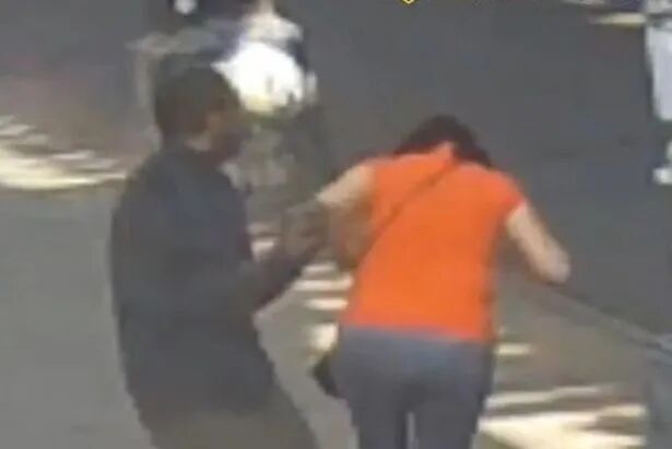 随机攻击！在逃！BK黑人出拳重打78岁老妇头部 还演手痛假装受害人（组图） - 3