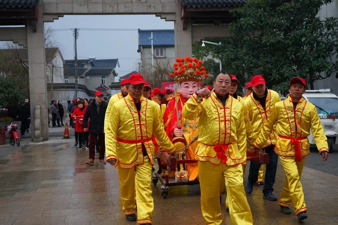 後面鑼,傘相間,鑼聲震天,傘後由四人抬著猛將神像,後面為大纛旗,擎旗