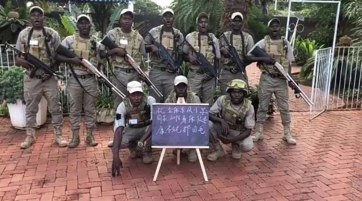 非洲雇佣兵靠给中国人送祝福日入1000端着枪祝你生日快乐