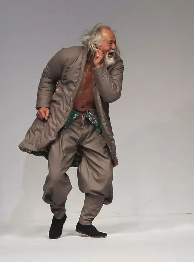 王德顺老爷子在t台表演哑剧. 东方ic供图