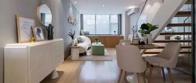 61㎡现代小复式装修，巧用玻璃做隔断，看起来都有120㎡了！