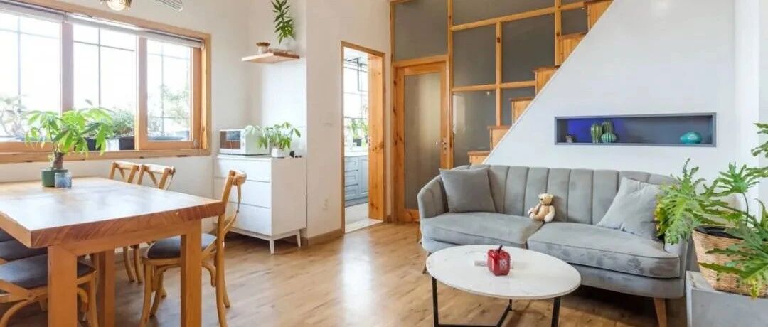 收纳用夹层，厨房在阳台，这套60㎡二手房拆改后，终于不再拥挤了