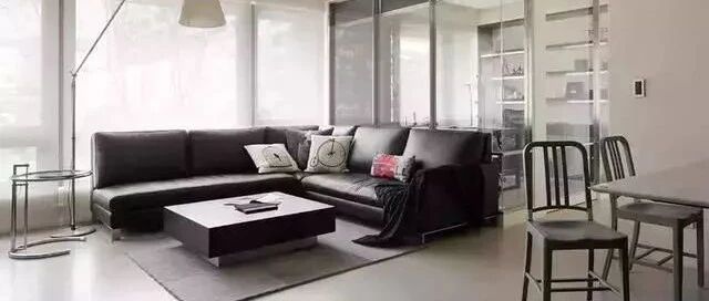 老公砸客厅墙造“玻璃书房”，完工后获一致好评，我服了