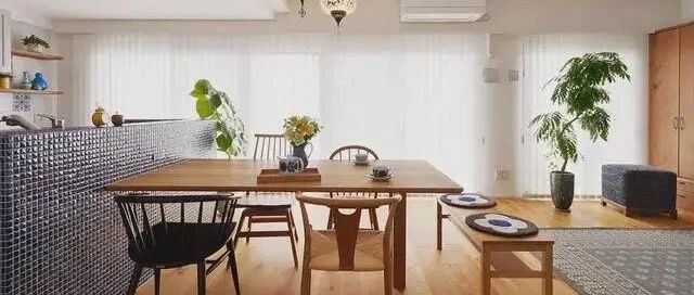 旧家具舍不得丢，纳入83平新房里，从进门起就弥漫着老宅别样韵味