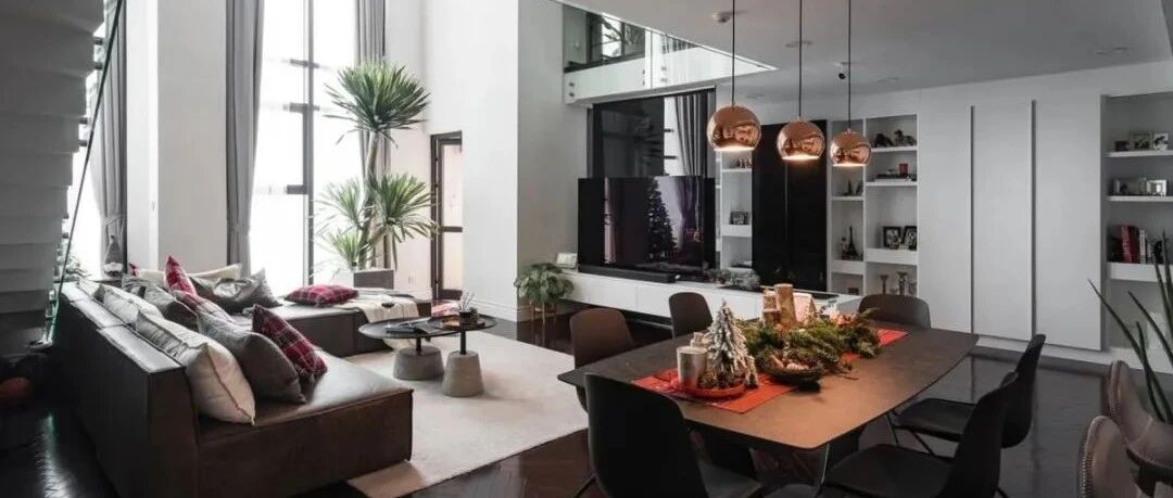 有大平层不住，偏要换180㎡顶复式，挑高客厅+动静分区，确实舒服！