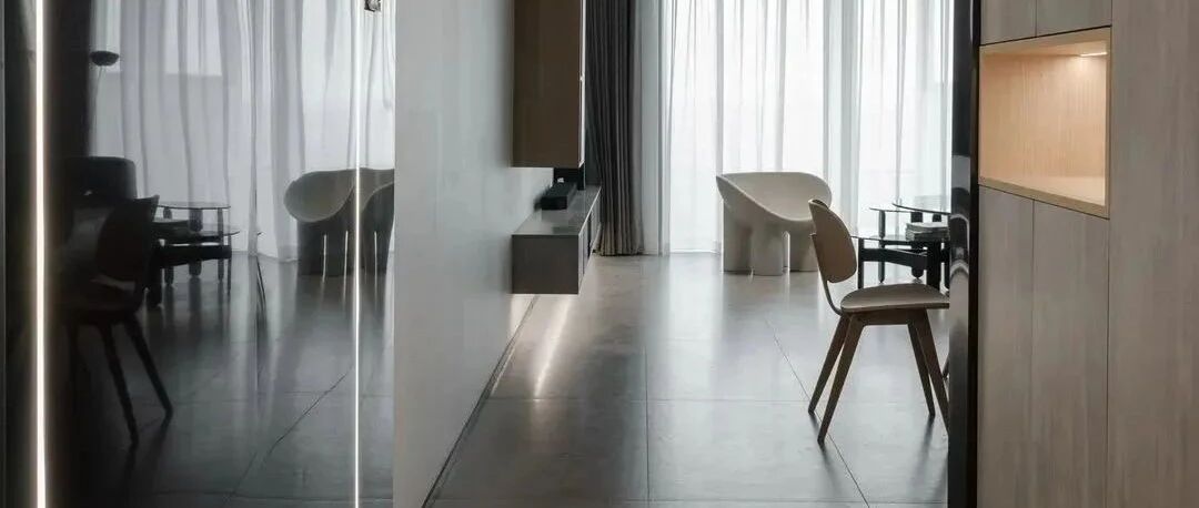 117㎡一家三口的33楼顶层居心生活，极简加灯光的碰撞，好看极了